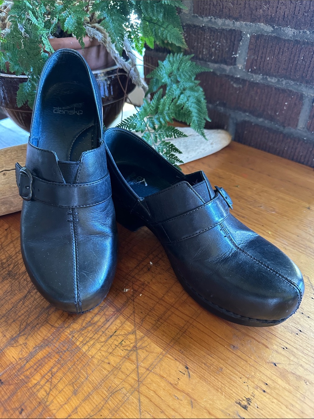 Dansko Tamara black leather side buckle slip
on clog. Size Euro 40/USA 10 - Picture 3 of 12